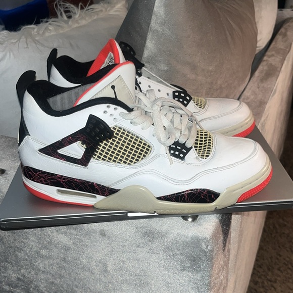 Air jordan 4 started yellowing on the net so I quit wearing these, 4 sale asap - Picture 4 of 6